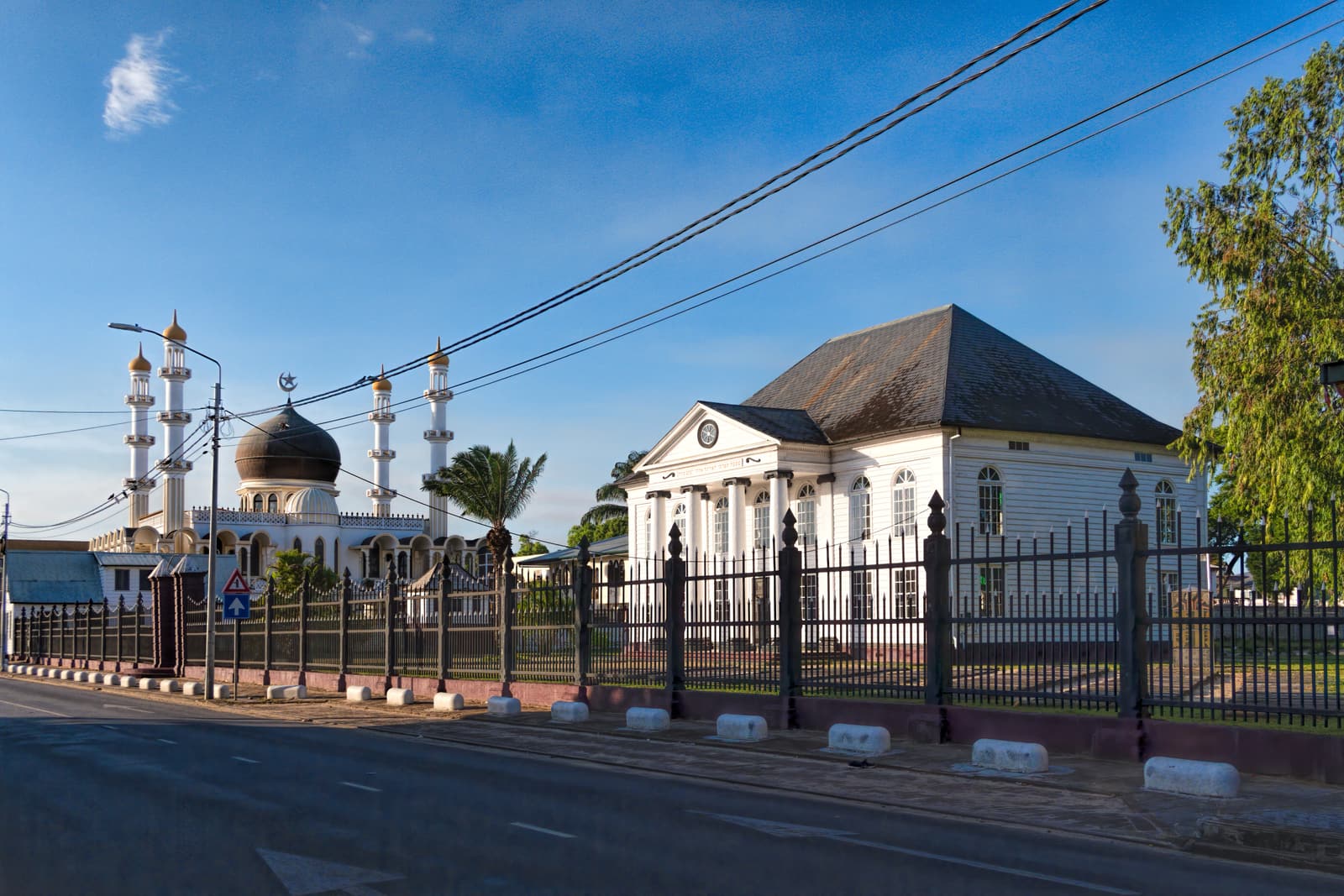 The Neveh Shalom synagogue and the Keizerstraat mosque standing side by side